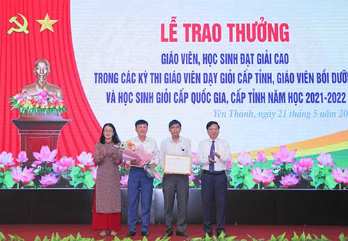 Yên Thành trao thưởng cho trên 300 giáo viên và học sinh giỏi các cấp